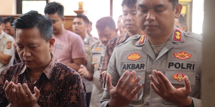 Polres Kuningan Gelar Shalat Jumat dan Shalat Ghaib untuk Almarhum Affan Kurniawan dan Pengemudi Ojol