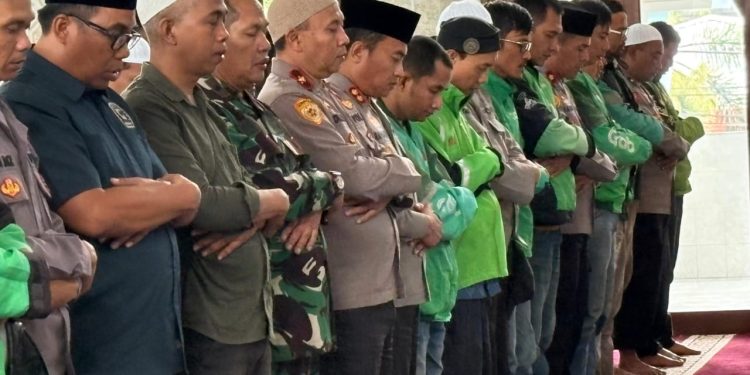 Polres Banjar dan Komunitas Ojol Gelar Shalat Ghaib dan Doa Bersama untuk Almarhum Affan Kurniawan