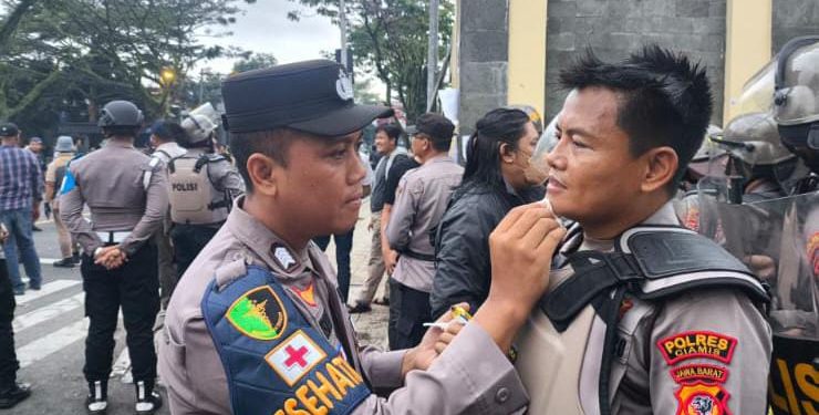 Polres Ciamis Sigap Jaga Keamanan Unjuk Rasa, Tim Dokkes Tangani Cepat Personel Terluka