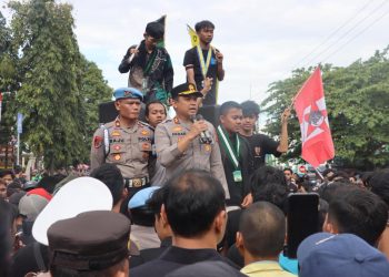 Kapolres Kuningan Pimpin Pengawalan Aksi Mahasiswa dengan Humanis: Empat Tuntutan Disuarakan