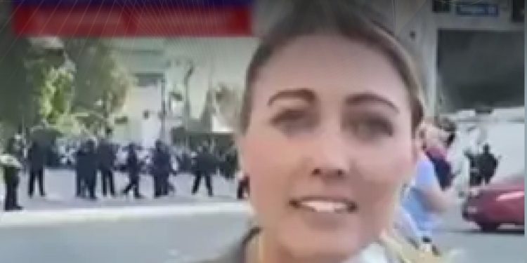 KLARIFIKASI HOAX – MISLEADING CONTENT  [SALAH] Jurnalis Australia Ditembak Polisi Indonesia saat Meliput Demonstrasi