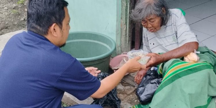 Respons Cepat Polres Tasikmalaya Kota, Mak Komoh Terima Bantuan Sembako