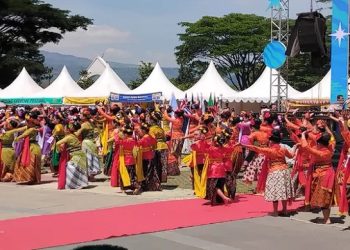 Pukau Penonton, Aksi Polisi Cilik dan Penari Ronggeng Ramaikan Pembukaan Kejuaraan Paralayang Dunia di Sumedang
