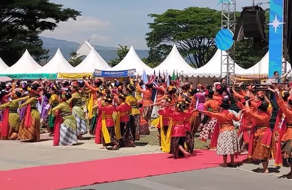 Pukau Penonton, Aksi Polisi Cilik dan Penari Ronggeng Ramaikan Pembukaan Kejuaraan Paralayang Dunia di Sumedang