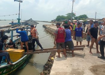 Perahu Nelayan Terbalik Dihantam Ombak, Empat Nelayan di Indramayu Selamat Berkat Aksi Cepat Polisi dan Warga