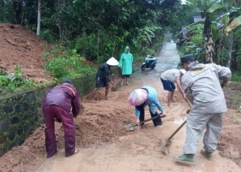 Akses Jalan Terputus Akibat Longsor, Polisi dan Warga Banjar Gotong Royong Bersihkan Material