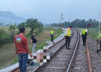 Polisi Evakuasi Korban Tertemper Kereta Api Di Leles, Garut