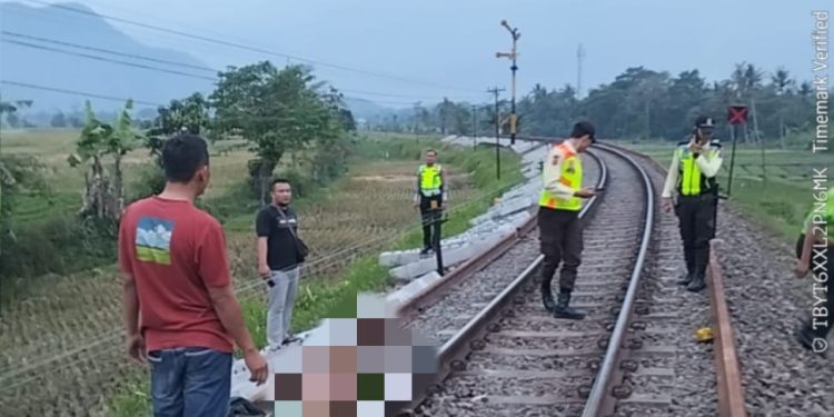 Polisi Evakuasi Korban Tertemper Kereta Api Di Leles, Garut