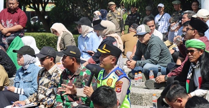 Dialog Santai di Garut: Kapolres dan Forkopimda Duduk Lesehan Bersama Mahasiswa Saat Demo