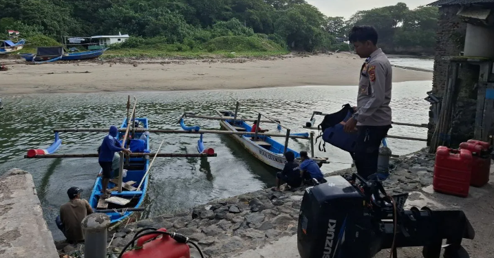 Satpolairud Polres Garut Evakuasi Empat Nelayan yang Terombang-ambing di Laut