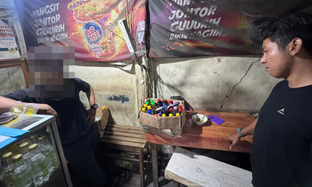 Polres Cirebon Kota Gencar Operasi Miras, Sita Puluhan Botol Miras Ilegal di Kalijaga