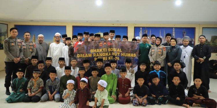Peringati HUT ke-74, Bidhumas Polda Jabar Serahkan Bantuan Sembako ke Ponpes Ulul Albab