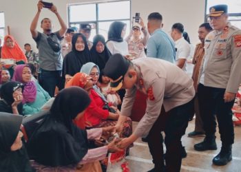 Tak Hanya Sembako, Polres Sumedang Sumbang Material Pembangunan Jalan di Desa Sirnamulya