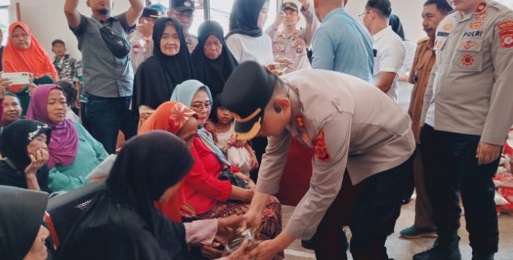 Tak Hanya Sembako, Polres Sumedang Sumbang Material Pembangunan Jalan di Desa Sirnamulya