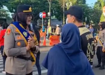 Polwan Mojang Lodaya Polres Bogor Sambangi Uji Coba CFD Tegar Beriman, Warga Antusias Berfoto Bersama