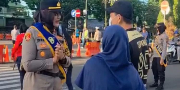 Polwan Mojang Lodaya Polres Bogor Sambangi Uji Coba CFD Tegar Beriman, Warga Antusias Berfoto Bersama