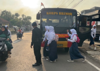 Satuan Brimob Polda Jabar Luncurkan Bus Sekolah Gratis, Bantu Pelajar di Pelosok Tasikmalaya