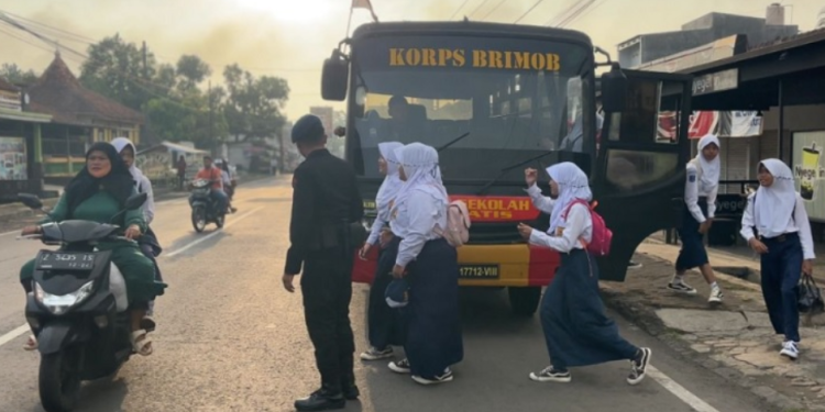 Satuan Brimob Polda Jabar Luncurkan Bus Sekolah Gratis, Bantu Pelajar di Pelosok Tasikmalaya