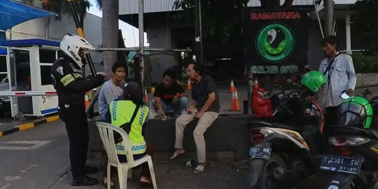 Jaga Keselamatan Berkendara, Satlantas Polres Karawang Gelar Patroli Dialogis dengan Driver Ojol