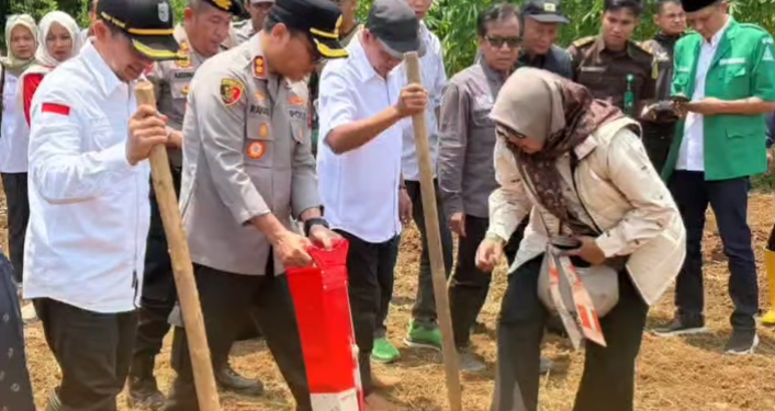 Polres Banjar Bersama Forkopimda Gelar Penanaman Jagung Serentak, Dukung Swasembada Pangan Nasional dan Berdayakan Lahan Tidur