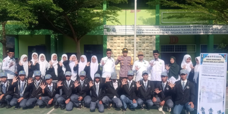 Kapolsek Cibatu Sosialisasikan Maklumat Kapolda Jabar di MAN 5 Garut, Tekan Kenakalan Remaja dan Jaga Kamtibmas