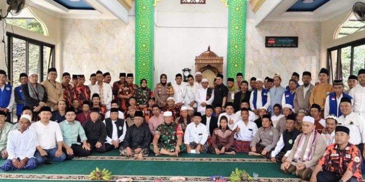 Sinergitas TNI-Polri Jaga Kamtibmas, Bhabinkamtibmas Polsek Parung Sambangi Warga Desa Parigi Mekar