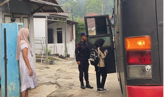 Satbrimob Polda Jabar Dukung Pendidikan, Antar-Jemput Siswa Gratis di Tasikmalaya