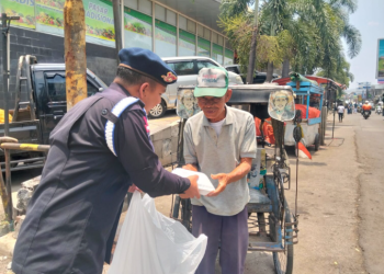 Satbrimob Polda Jabar Gelar ‘Jumkah’, Bagikan Ratusan Makanan Gratis di Jatinangor