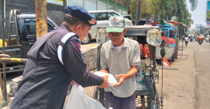 Satbrimob Polda Jabar Gelar ‘Jumkah’, Bagikan Ratusan Makanan Gratis di Jatinangor