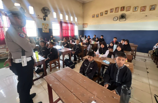 Police Goes to School, Satlantas Polres Karawang Edukasi Siswa dan Guru Demi Wujudkan Kamseltibcarlantas
