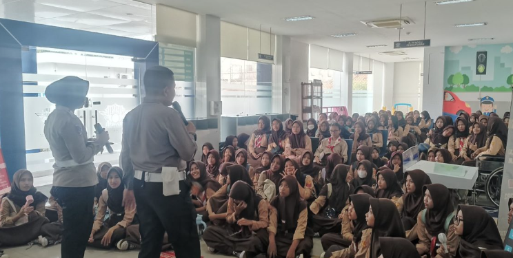 Polsanak Polres Purwakarta Sambut Siswa SMPN 3: Kenalkan Tugas Polisi dan Etika Berlalu Lintas Sejak Dini