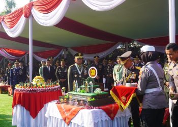 Sinergitas TNI-Polri, Kapolda Jabar Beri Kue Ulang Tahun di HUT Ke-80 TNI