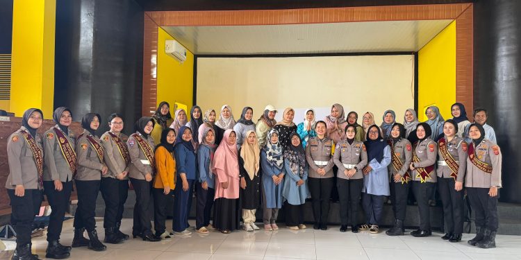 Sentuhan Humanis Polwan Jaga Kamtibmas: Polresta Bandung Optimalkan Patroli Mojang Lodaya