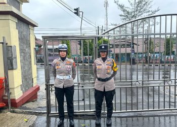 Polwan Polres Ciamis Jaga Sholat Jumat, Masyarakat Apresiasi Kehadiran Polisi Wanita