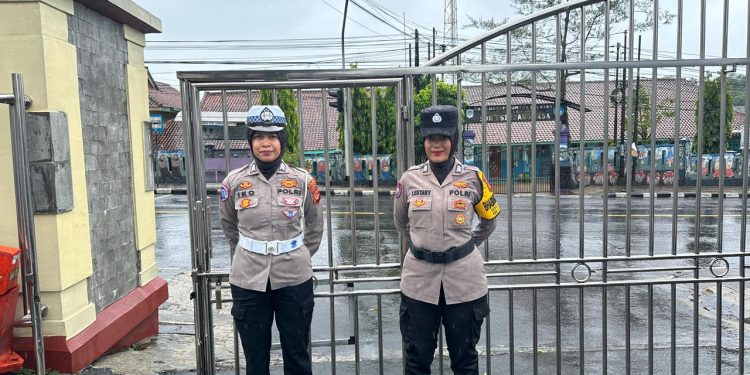 Polwan Polres Ciamis Jaga Sholat Jumat, Masyarakat Apresiasi Kehadiran Polisi Wanita