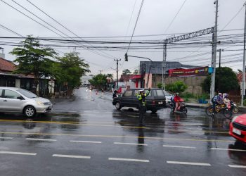 Hujan Tak Surutkan Semangat, Personel Satlantas Polres Banjar Gelar Strong Point Pagi, Pastikan Kelancaran dan Keselamatan Lalu Lintas