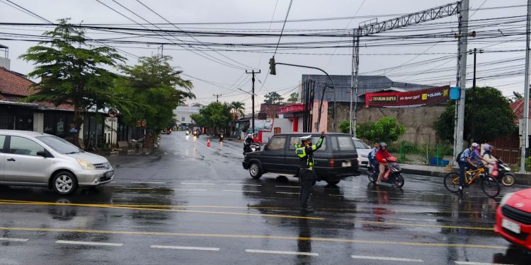 Hujan Tak Surutkan Semangat, Personel Satlantas Polres Banjar Gelar Strong Point Pagi, Pastikan Kelancaran dan Keselamatan Lalu Lintas