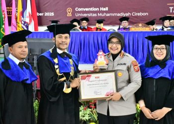 Kapolresta Cirebon Terima Penghargaan Tokoh Teladan Peduli Generasi Muda dari Universitas Muhammadiyah Cirebon