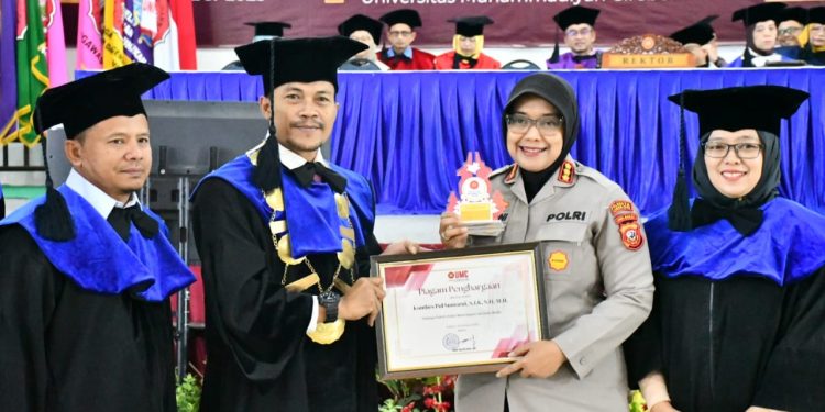 Kapolresta Cirebon Terima Penghargaan Tokoh Teladan Peduli Generasi Muda dari Universitas Muhammadiyah Cirebon