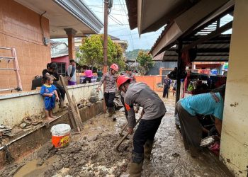 Wujud Kemanusiaan Polri, Brimob Polda Jabar Bantu Korban Banjir di Cisolok