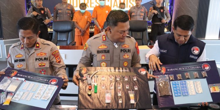 Polres Ciamis Ringkus Tiga Pengedar Sabu, Ungkap Modus Tempel dan Sita Barang Bukti Narkoba