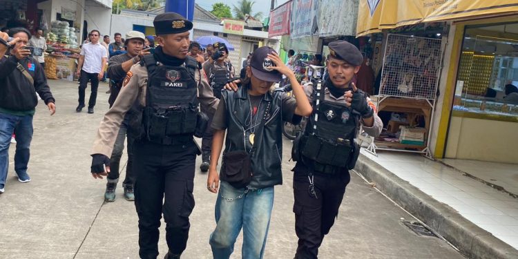 Sinergi TNI-Polri Berantas Premanisme di Pasar Sumedang, Pria Bawa Selongsong Peluru Diamankan