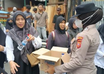 Aksi Unras di DPRD Kota Tasikmalaya, Diwarnai Aksi Humanis Polwan