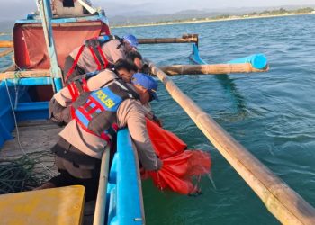 SatPolair Bersama Relawan Nelayan Berhasil Temukan Korban Tenggelam di Pantai Karangpapak