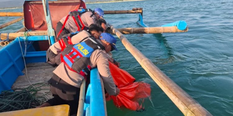 SatPolair Bersama Relawan Nelayan Berhasil Temukan Korban Tenggelam di Pantai Karangpapak