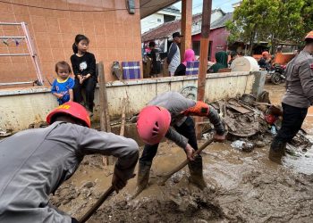 Cepat Tanggap Bencana, Tim SAR Brimob Polda Jabar Bersihkan Lumpur Pasca Banjir di Cisolok