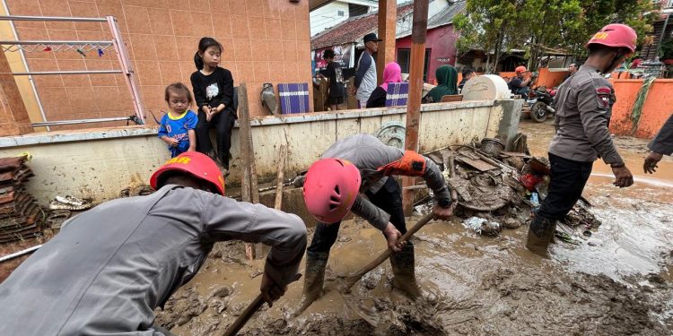 Cepat Tanggap Bencana, Tim SAR Brimob Polda Jabar Bersihkan Lumpur Pasca Banjir di Cisolok