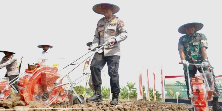 Tingkatkan Kesejahteraan Petani, Polda Jabar Berikan Alsintan Modern Guna Dongkrak Produksi Jagung