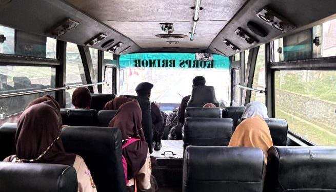 Aksi Humanis Brimob Jabar: Bus Sekolah Gratis Antar Jemput Pelajar di Pelosok Tasikmalaya