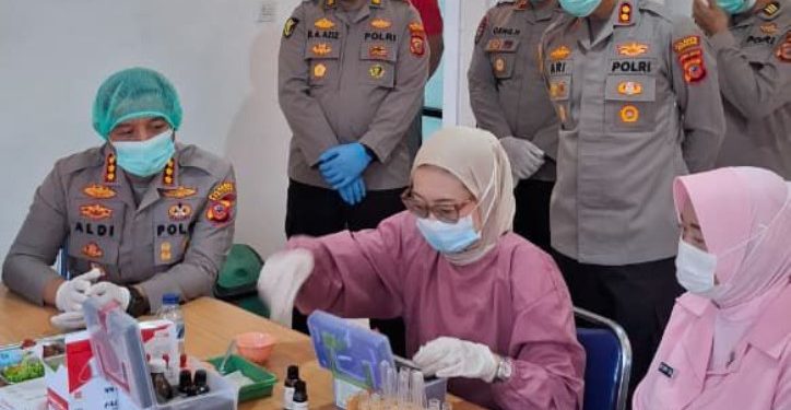 Pastikan Makanan Bergizi Aman, Kapolresta Bandung Tinjau Uji Rapid Test Makanan di Dapur SPPG Soreang